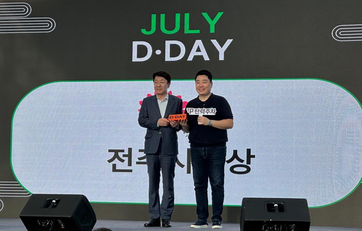 본문 이미지 - 우범기 전주시장과 이용석 동성아이텍 대표(오른쪽)가 시상식 후 기념촬영을 하고 있다./동성아이텍 제공