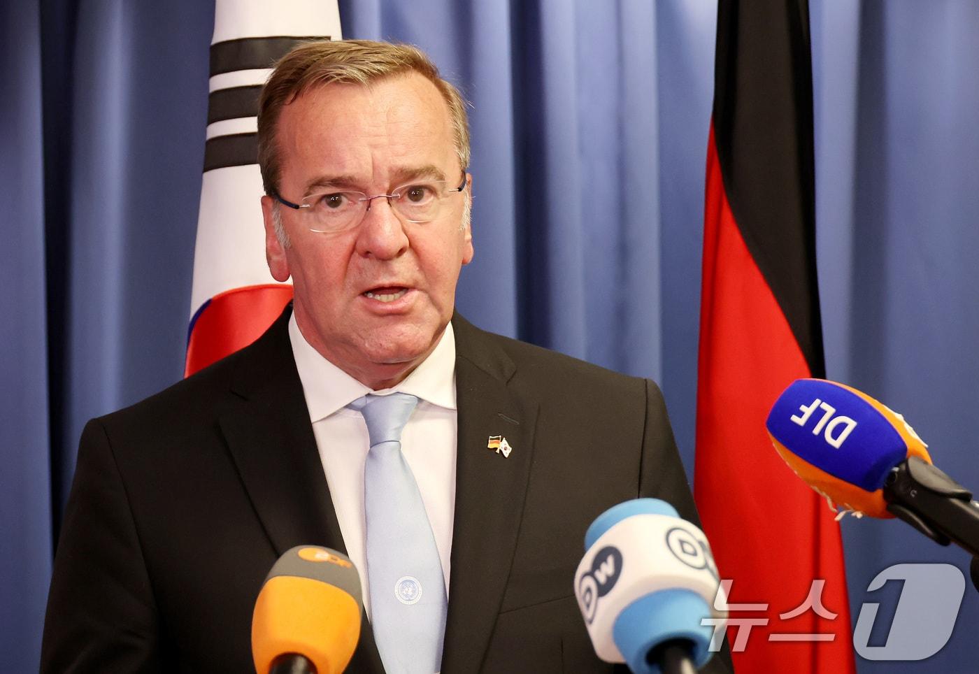 본문 이미지 - 보리스 피스토리우스 독일 국방부장관이 유엔사 본청에서 기자회견을 하고 있다.2024.8.2/뉴스1 ⓒ News1 사진공동취재단