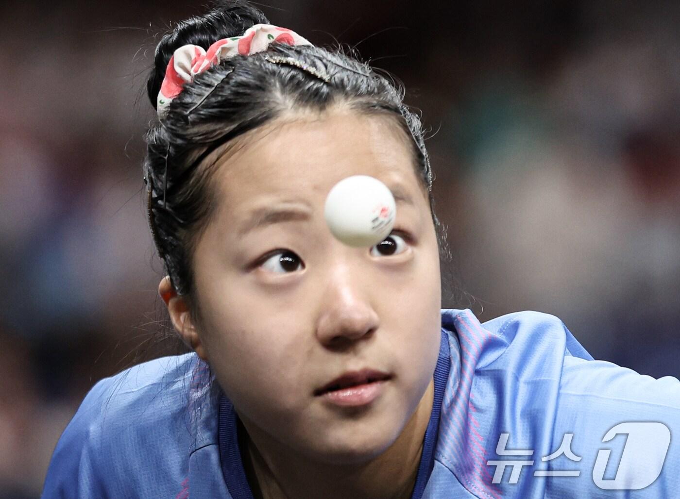 본문 이미지 - 대한민국 탁구 대표팀 신유빈 선수가 2일 오후&#40;한국시간&#41; 프랑스 파리 사우스 파리 아레나 4에서 열린 &#39;2024 파리올림픽&#39; 탁구 여자 단식 준결승 중국 첸멍 선수와 맞대결을 펼치고 있다. 2024.8.2/뉴스1 ⓒ News1 이동해 기자