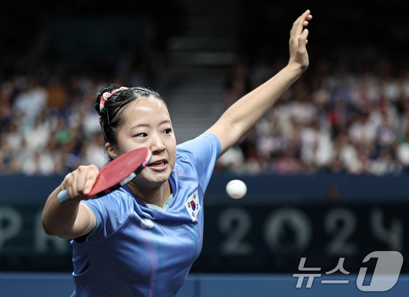 본문 이미지 - 대한민국 탁구 대표팀 신유빈 선수가 2일 오후(한국시간) 프랑스 파리 사우스 파리 아레나 4에서 열린 '2024 파리올림픽' 탁구 여자 단식 준결승 중국 첸멍 선수와 맞대결을 펼치고 있다. 2024.8.2/뉴스1 ⓒ News1 이동해 기자
