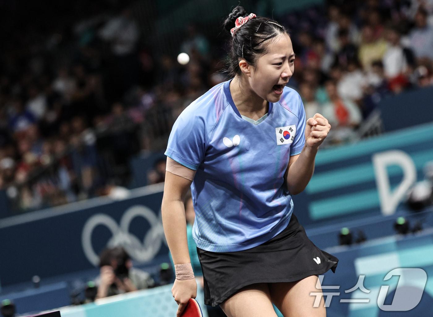 본문 이미지 - 대한민국 탁구 대표팀 신유빈 선수가 2일 오후(한국시간) 프랑스 파리 사우스 파리 아레나 4에서 열린 '2024 파리올림픽' 탁구 여자 단식 준결승 중국 첸멍 선수와의 경기에서 득점한 후 기뻐하고 있다. 2024.8.2/뉴스1 ⓒ News1 이동해 기자