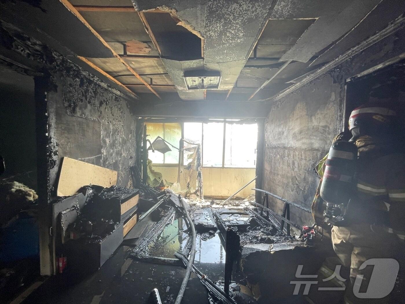 본문 이미지 - 2일 오후 1시57분 부산 해운대구 재송동 주택 화재 현장(부산소방재난본부 제공)