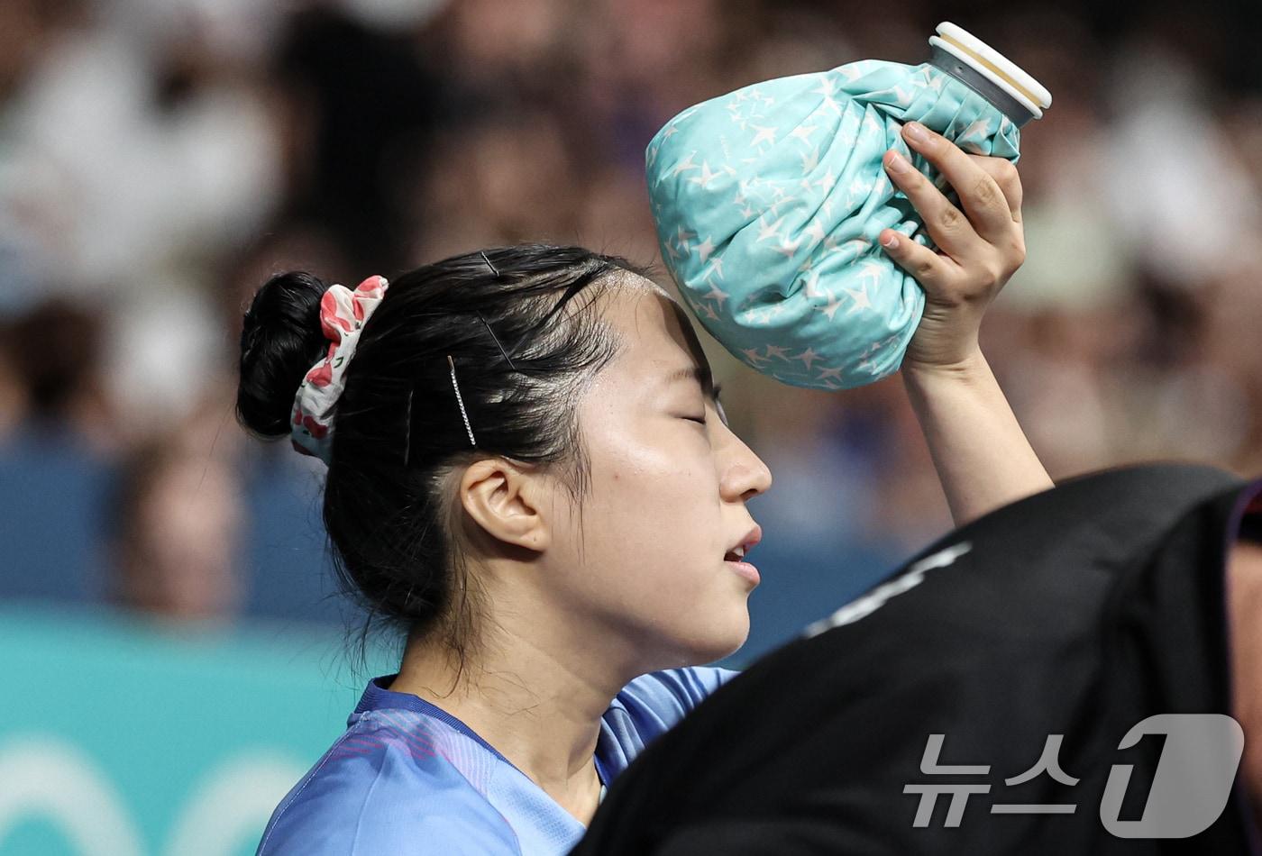 본문 이미지 - 대한민국 탁구 대표팀 신유빈 선수가 2일 오후(한국시간) 프랑스 파리 사우스 파리 아레나 4에서 열린 '2024 파리올림픽' 탁구 여자 단식 준결승 중국 첸멍 선수와의 경기에서 얼음 주머니를 머리에 올려놓고 있다. 2024.8.2/뉴스1 ⓒ News1 이동해 기자