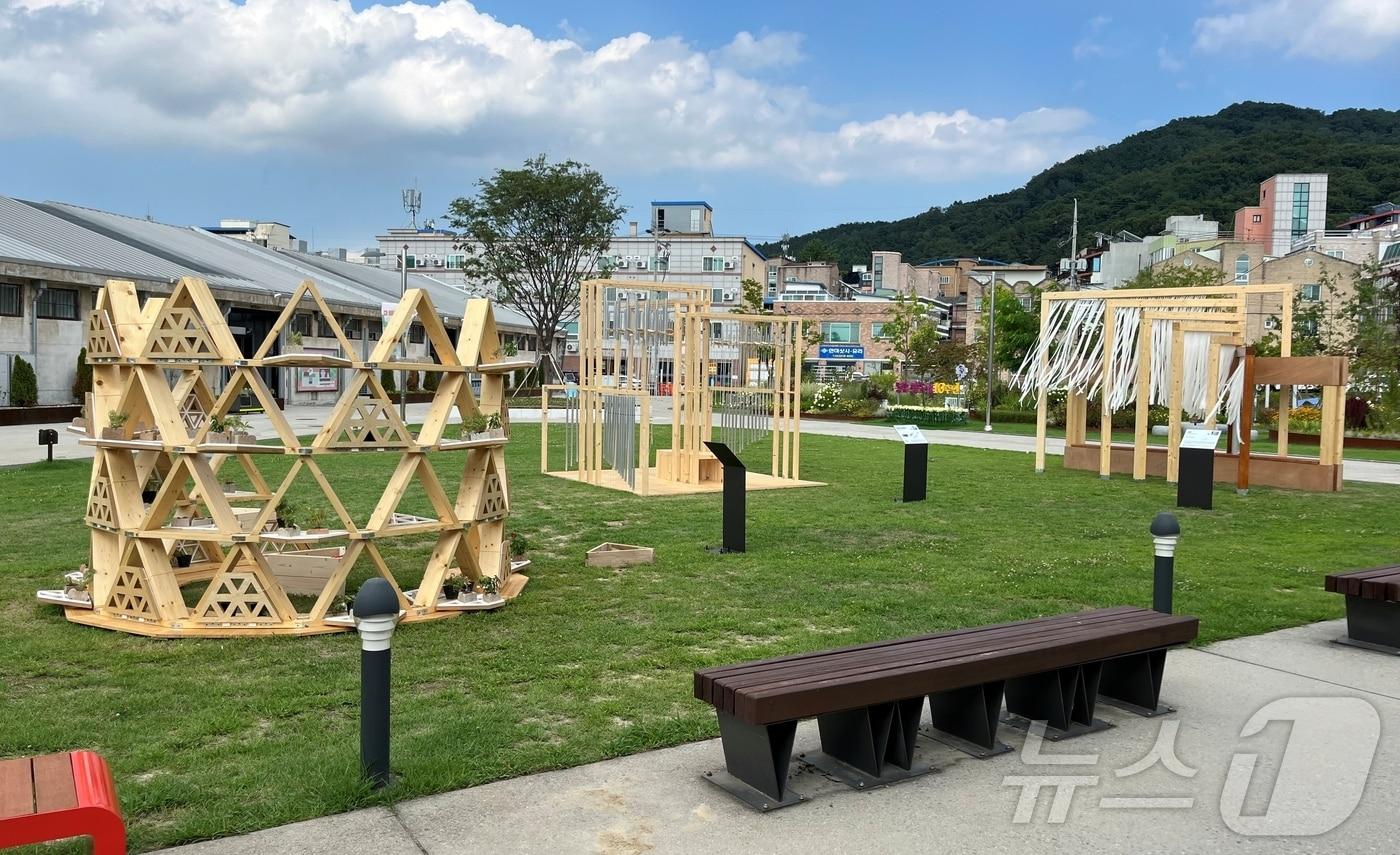 충북 청주시는 오는 22일까지 문화제조창 동부창고(카페C 앞)에서 '2024 4회 청주 파빌리온 대학생 아이디어 공모전'에 선정된 3개 작품을 전시한다.(청주시 제공)/뉴스1