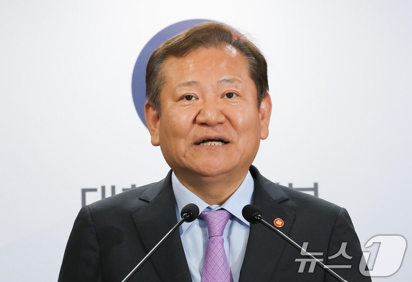 이상민 행정안전부 장관이 2일 서울 종로구 정부서울청사에서 '2024년 민생회복지원금 지급을 위한 특별조치법안 관련 입장' 합동브리핑을 하고 있다. 2024.8.2/뉴스1 ⓒ News1 허경 기자
