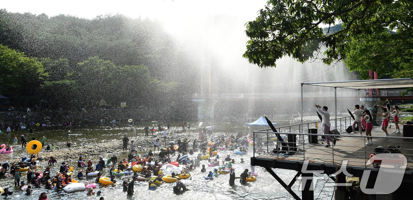 2일 오후 제34회 거창국제연극제가 열리고 있는 경남 거창군 위천면 수승대의 수변무대 일원에서 피서객들이 신나는 물놀이 공연 워터밤 공연을 즐기며 무더위를 날리고 있다. (거창군 제공) 2024.8.2/뉴스1