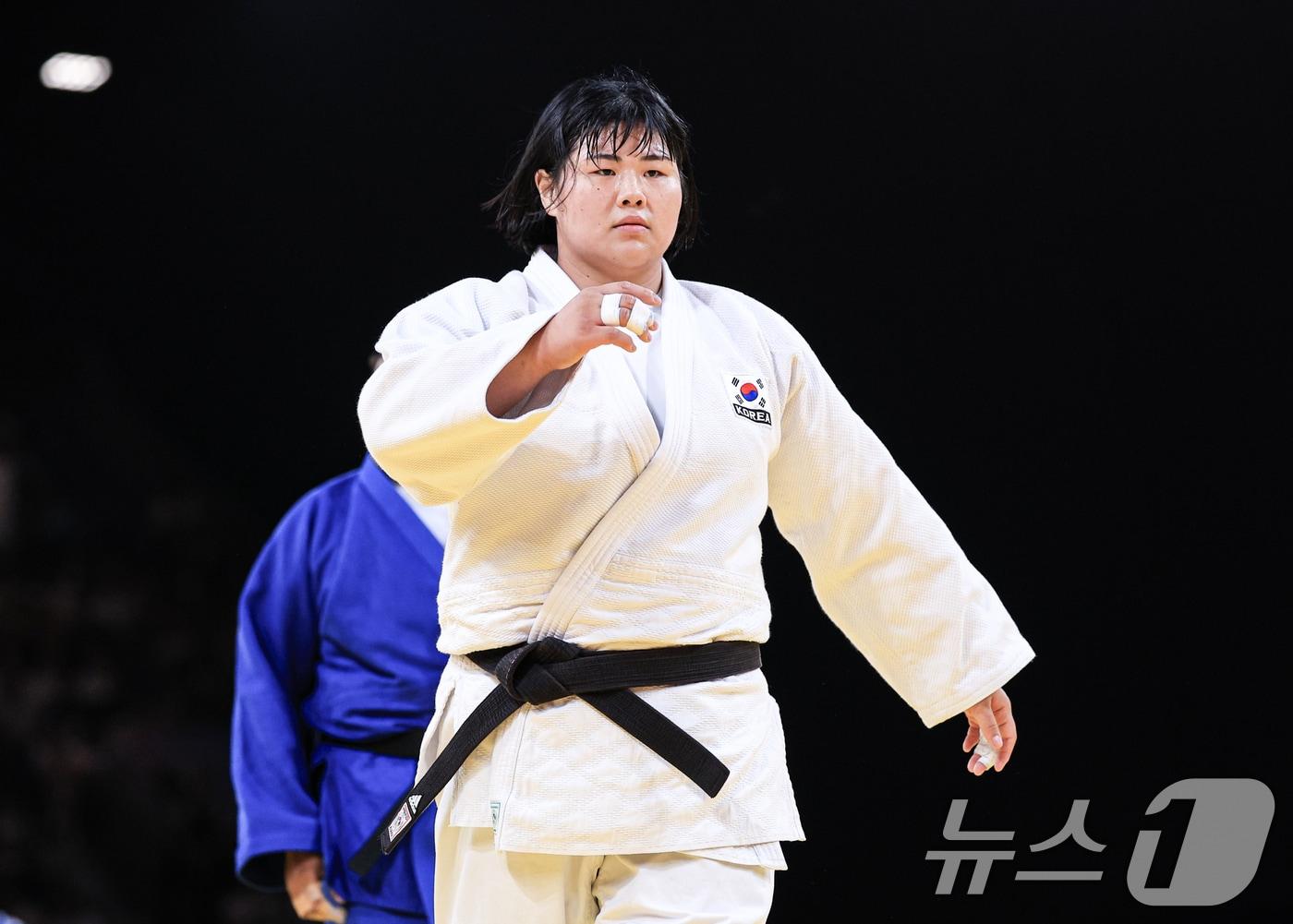 본문 이미지 - 대한민국 유도대표팀 김하윤 선수가 2일 오후 (한국시간) 프랑스 파리 샹 드 마르스 아레나에서 진행된 파리올림픽 유도 여자 +78kg 토너먼트 16강 도미니카 공화국의 모이라 모리요 선수와의 경기에서 승리한 후 경기장을 나서고 있다. 2024.8.2/뉴스1 ⓒ News1 박정호 기자