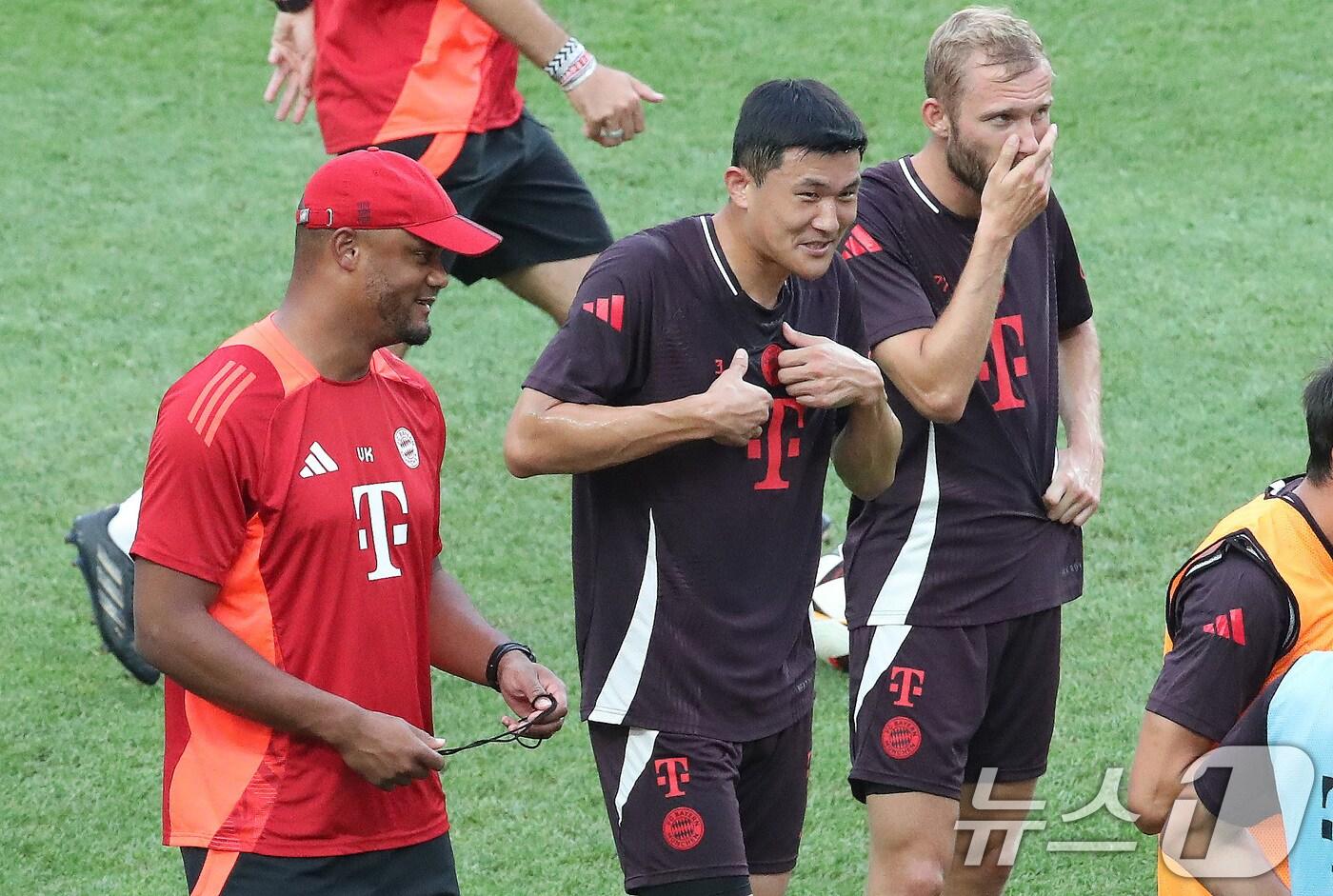 독일 프로축구 분데스리가 바이에른 뮌헨의 빈센트 콤파니 감독과 김민재/뉴스1 ⓒ News1 임세영 기자