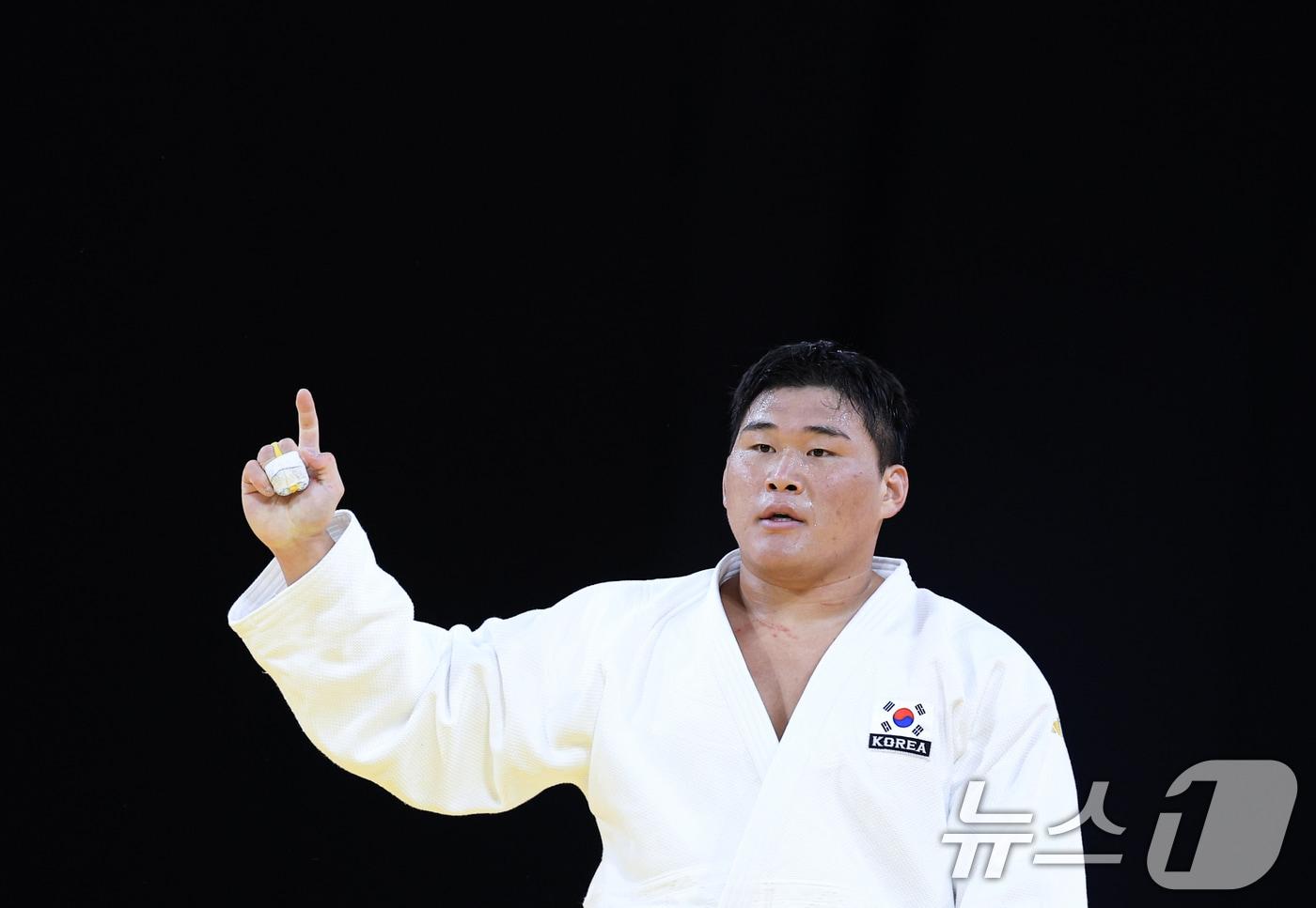 대한민국 유도대표팀 김민종 선수가 2일 오후 (한국시간) 프랑스 파리 샹 드 마르스 아레나에서 진행된 파리올림픽 유도 남자 +100kg 토너먼트 8강 아제르바이잔의 우샨지 코카우리 선수와의 경기에서 절반을 획득한 후 기뻐하고 있다. 2024.8.2/뉴스1 ⓒ News1 박정호 기자