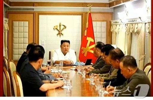 본문 이미지 -  조선중앙TV는 지난 1일 김정은 북한 국무위원장이 4년 전 제9호 태풍 '마이삭'으로 피해를 본 함경남도 지역을 직접 찾아 대책 수립에 나섰던 모습을 재조명했다. (조선중앙TV갈무리)