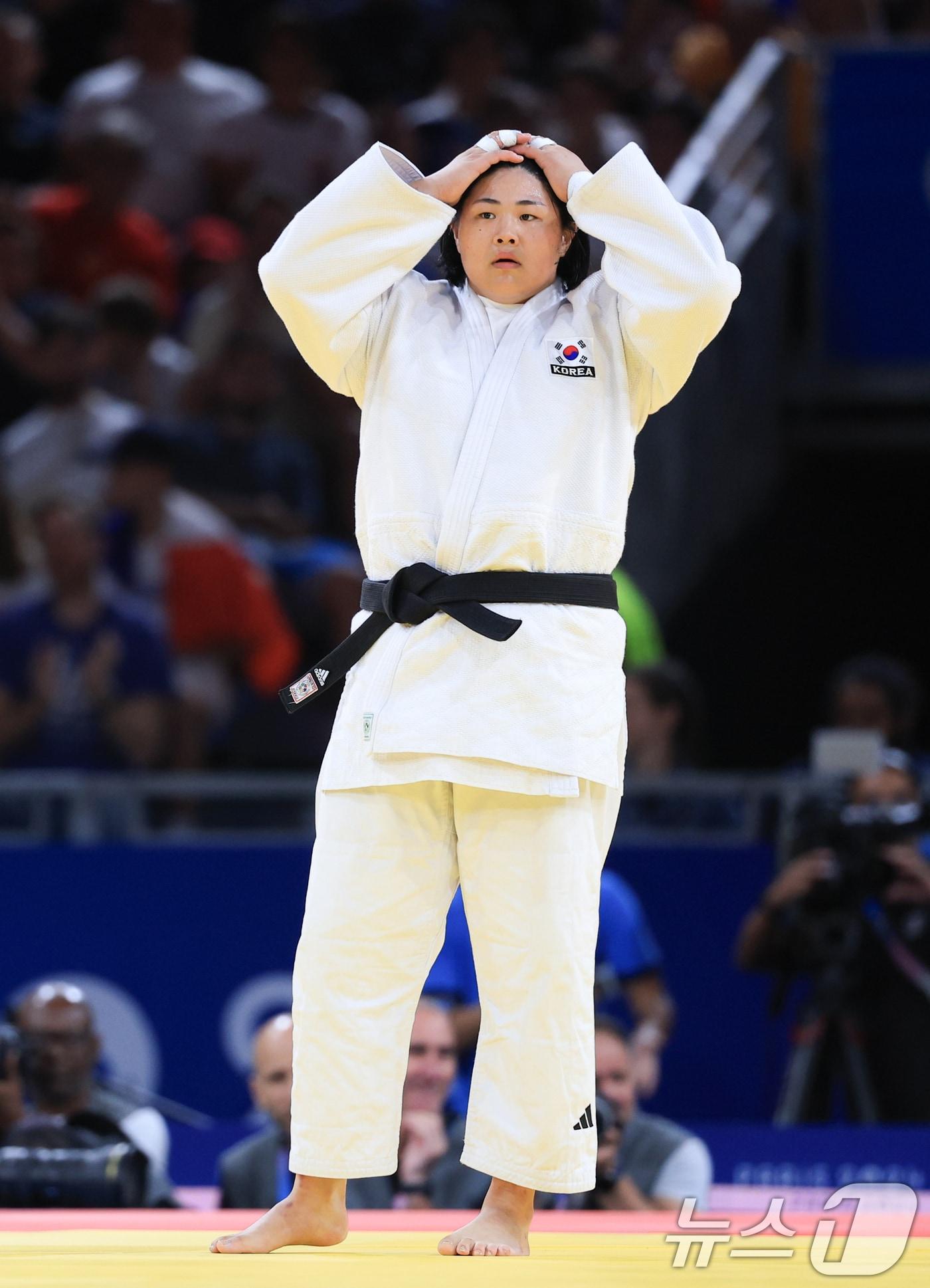 본문 이미지 - 대한민국 유도대표팀 김하윤 선수가 2일 오후 (한국시간) 프랑스 파리 샹 드 마르스 아레나에서 진행된 파리올림픽 유도 여자 +78kg 토너먼트 16강 브라질의 베아트리스 소우자 선수와의 경기를 패배한 후 아쉬워 하고 있다. 2024.8.2/뉴스1 ⓒ News1 박정호 기자