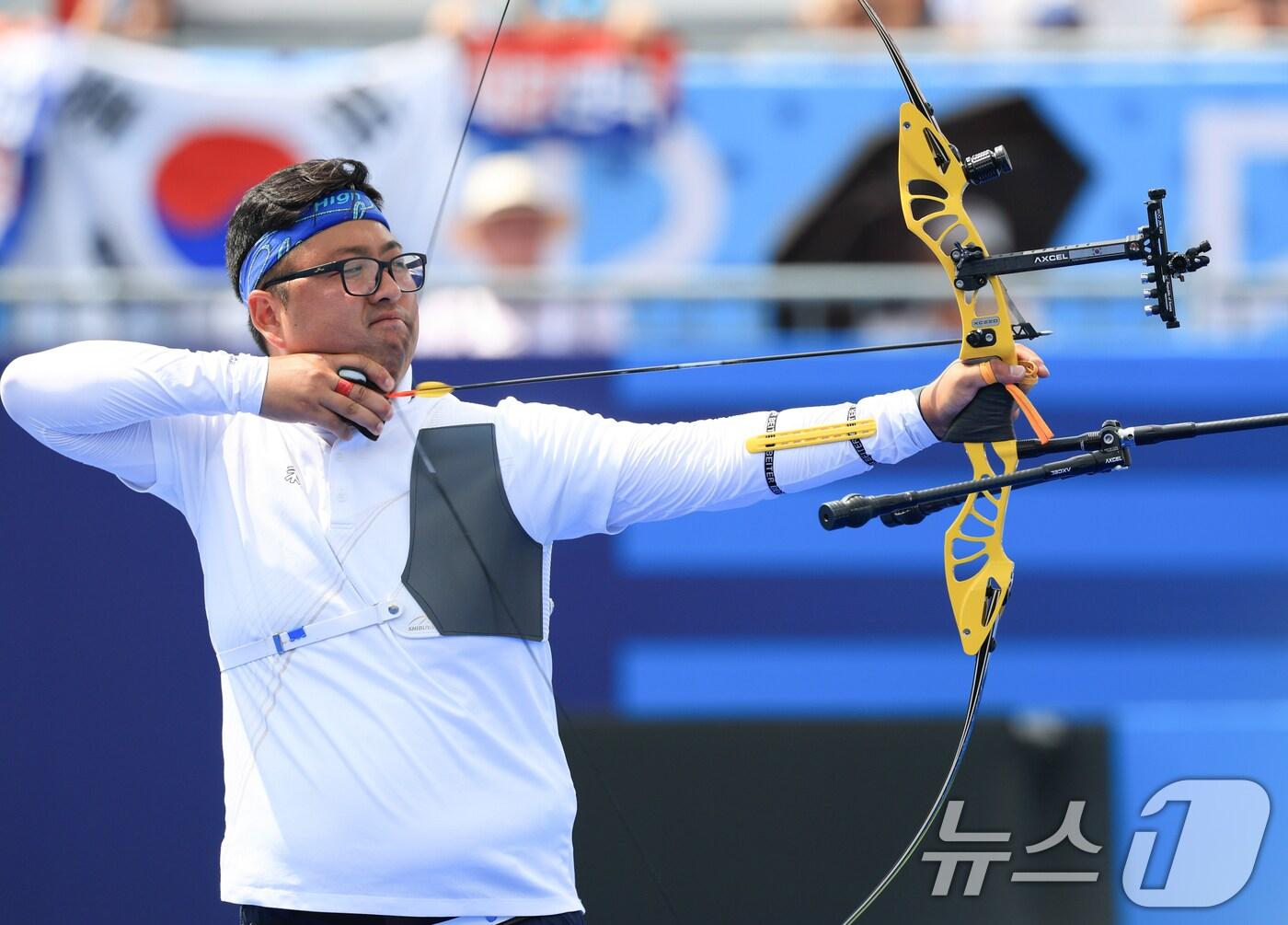본문 이미지 - 대한민국 양궁 대표팀 김우진 선수가 2일 오후(한국시간) 프랑스 파리 앵발리드에서 진행된 파리올림픽 양궁 혼성 단체 8강 이탈리아의 키아라 레발리아티, 마우로 네스폴리 조와의 경기에서 활시위를 당기고 있다. 2024.8.2/뉴스1 ⓒ News1 박정호 기자