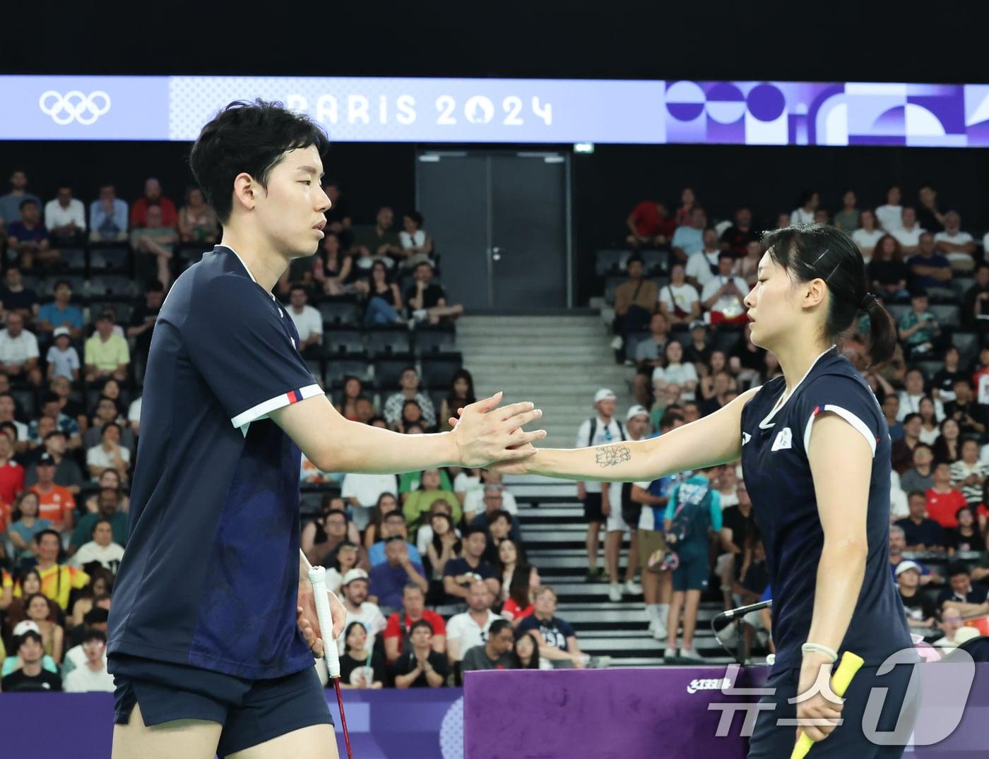 본문 이미지 - 대한민국 배드민턴 대표팀 서승재, 채유정이 2일(한국시간) 프랑스 파리 라 샤펠 아레나에서 열린 2024 파리올림픽 배드민턴 혼합복식 동메달 결정전 일본 유타 와타나베, 아리사 히가시노 조와의 경기에서 서로 격려하고 있다. 2024.8.2/뉴스1 ⓒ News1 이동해 기자