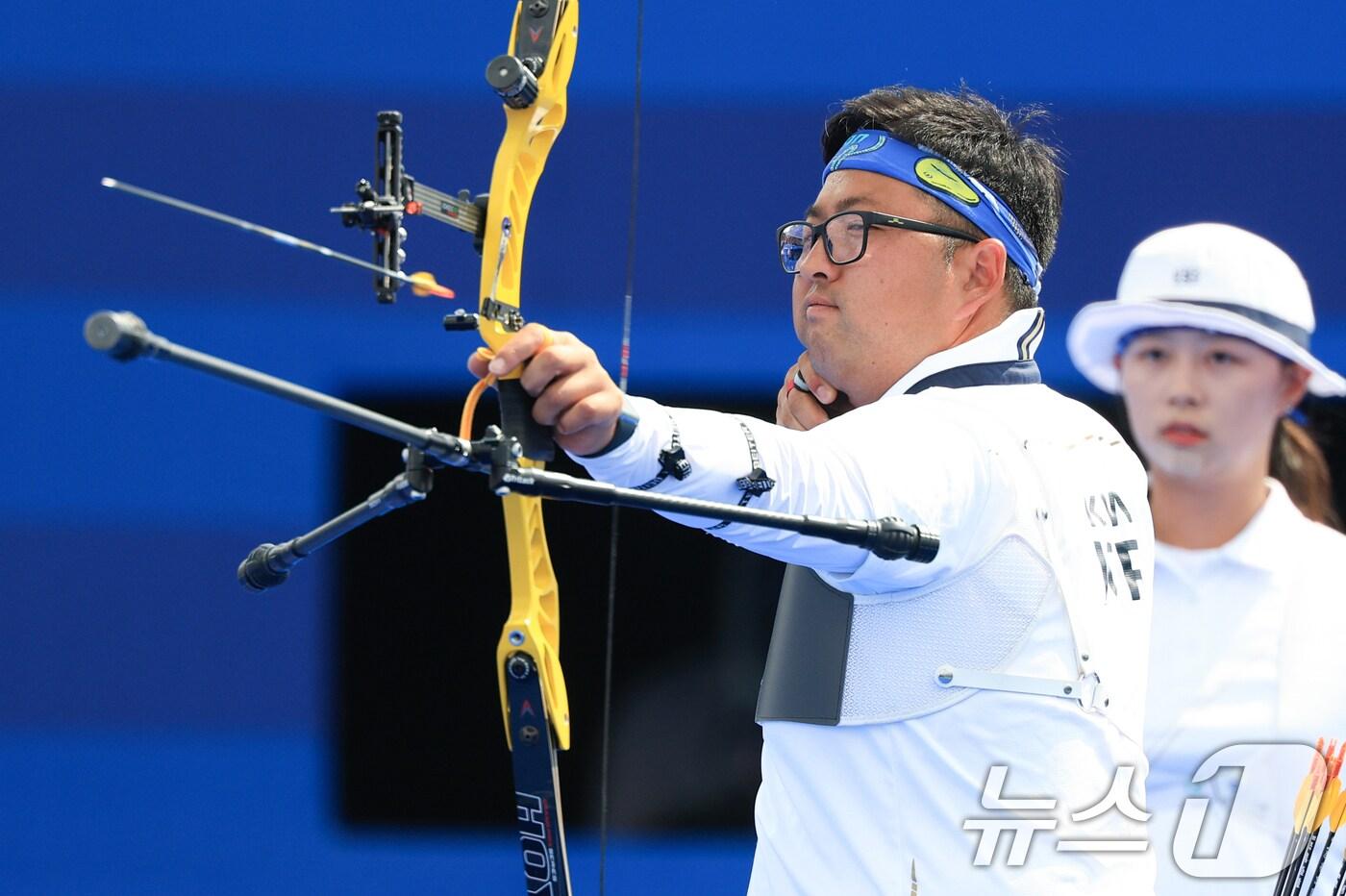 대한민국 양궁 대표팀 김우진이 2일 오후(한국시간) 프랑스 파리 앵발리드에서 진행된 파리올림픽 양궁 혼성 단체 4강 인도의 안키타 바캇, 다이라즈 봄마데바라 조와의 경기에서 활시위를 당기고 있다. 2024.8.2/뉴스1 ⓒ News1 박정호 기자