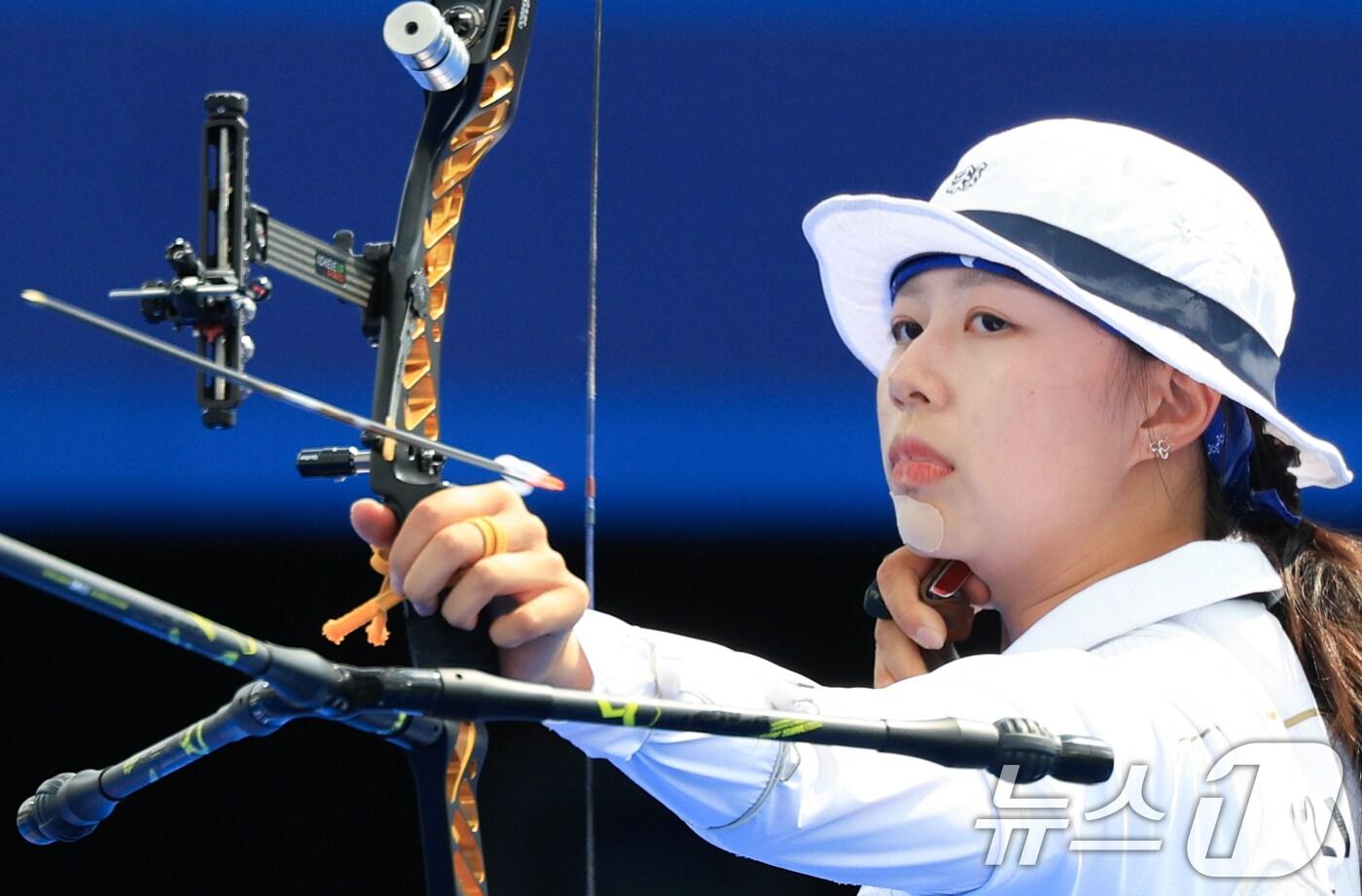 대한민국 양궁 대표팀 임시현 2일 오후(한국시간) 프랑스 파리 앵발리드에서 진행된 파리올림픽 양궁 혼성 단체 4강 인도의 안키타 바캇, 다이라즈 봄마데바라 조와의 경기에서 활시위를 당기고 있다. 2024.8.2/뉴스1 ⓒ News1 박정호 기자