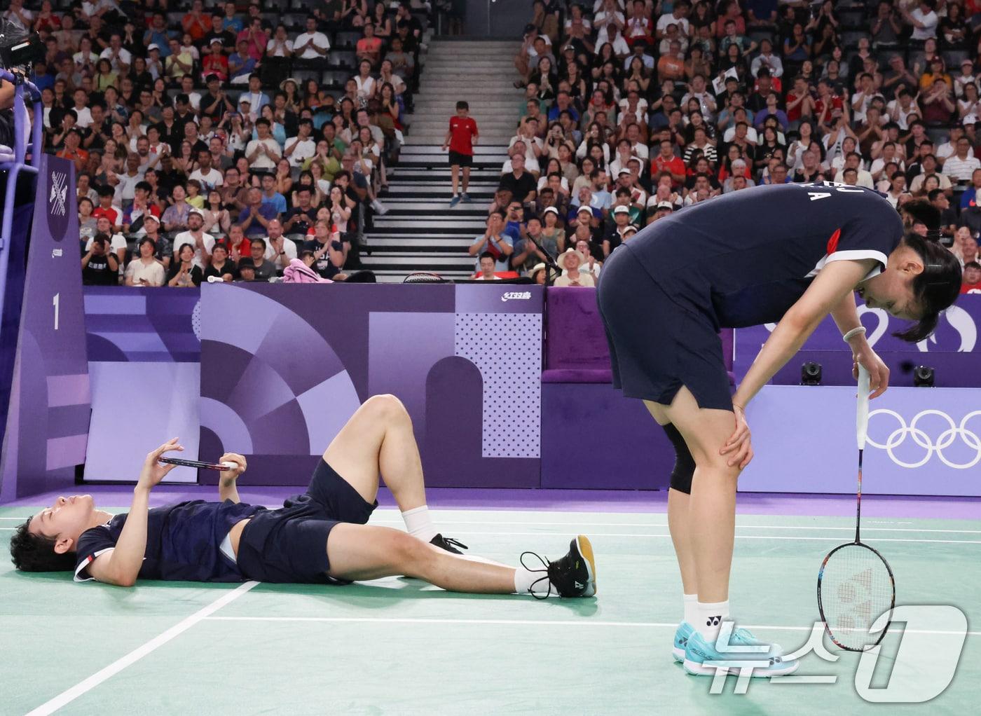 본문 이미지 - 대한민국 배드민턴 대표팀 서승재, 채유정이 2일(한국시간) 프랑스 파리 라 샤펠 아레나에서 열린 2024 파리올림픽 배드민턴 혼합복식 동메달 결정전 일본 유타 와타나베, 아리사 히가시노 조와의 경기에서 숨을 고르고 있다. 2024.8.2/뉴스1 ⓒ News1 이동해 기자