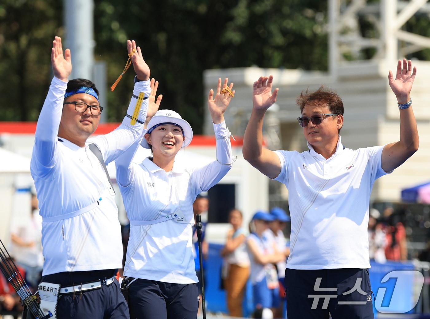 본문 이미지 - 박성수 인천 계양구청 감독&#40;오른쪽&#41;이 27일 향년 55세로 별세했다. 사진은 지난해 열린 2024 파리올림픽 당시 김우진&#40;왼쪽&#41;, 임시현&#40;가운데&#41;의 혼성전 금메달을 이끈 뒤 함께 기뻐하는 모습. /뉴스1 DB ⓒ News1 박정호 기자