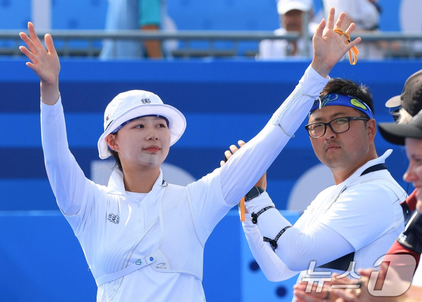 본문 이미지 - 대한민국 양궁 대표팀 임시현 선수가 2일 오후(한국시간) 프랑스 파리 앵발리드에서 진행된 파리올림픽 양궁 혼성 단체 금메달 결정전 독일의 미셸 크로펜, 플로리안 칼룬드 조와의 경기에 입장하고 있다. 2024.8.2/뉴스1 ⓒ News1 박정호 기자
