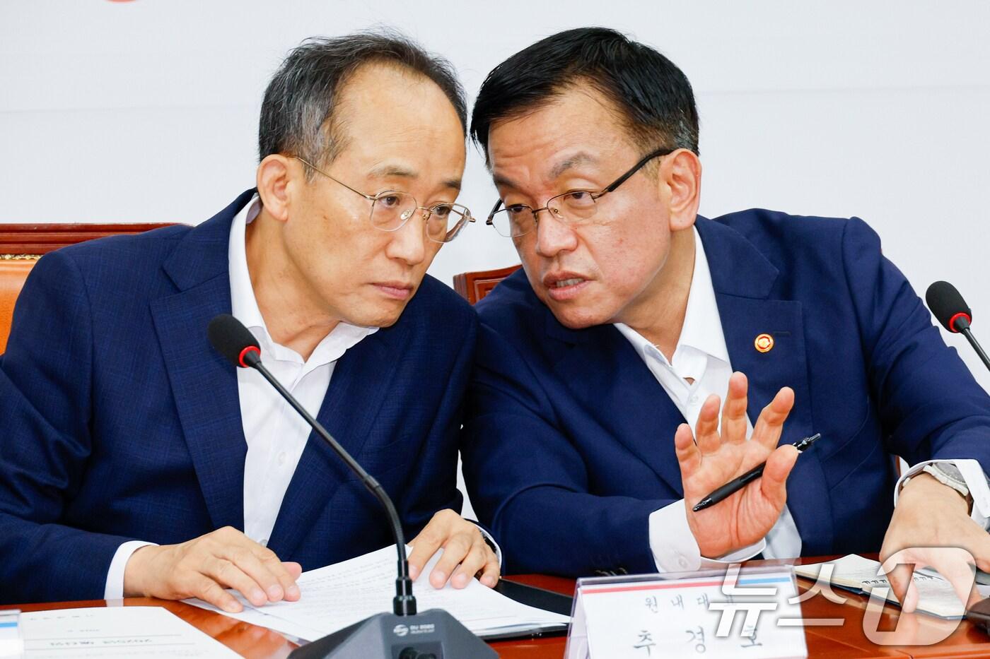 본문 이미지 - 추경호 국민의힘 원내대표(왼쪽)와 최상목 경제부총리 겸 기획재정부 장관이 20일 오전 서울 여의도 국회에서 열린 2025년도 예산안 관련 당·정협의회에 참석해 대화를 나누고 있다. 2024.8.20/뉴스1 ⓒ News1 안은나 기자