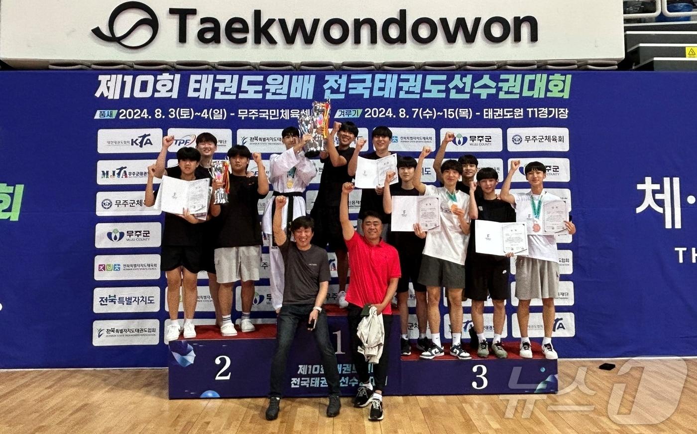 청주공업고등학교 태권도부가 지난 11일부터 15일까지 전북 무주군에서 열린 10회 도원배 전국태권도 대회에서 종합우승을 차지했다.(충북교육청 제공)/뉴스1