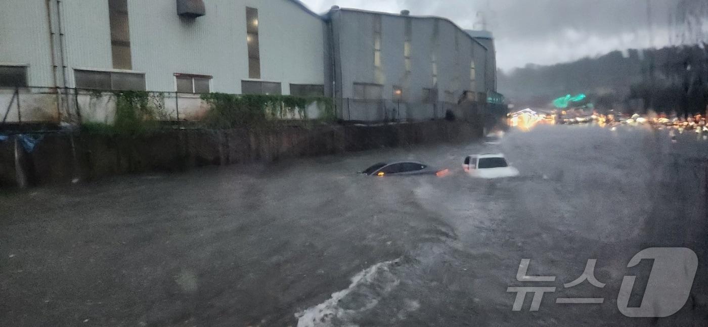 20일 오전 울산 울주군 온산읍 한국제지 앞 차량 침수피해 현장.(울산경찰청제공)