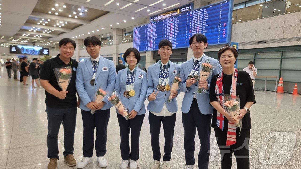 본문 이미지 - (왼쪽부터) 2024년 국제지구과학올림피아드 한국대표단. 이효녕 단장, 김동욱, 김규림, 김민준, 김원일 학생, 박영신 부단장. (과학기술정보통신부 제공) 2024.08.20 /뉴스1