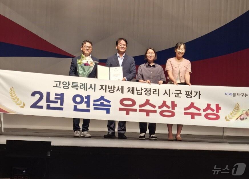 본문 이미지 - 지난 7월 16일 고양시 직원 월례조회에서 이동환 시장과 직원들이 ‘고양시 지방세 체납정리 시·군평가 2년 연속 우수상 수상' 기념촬영을 하고 있다. (고양시 제공)