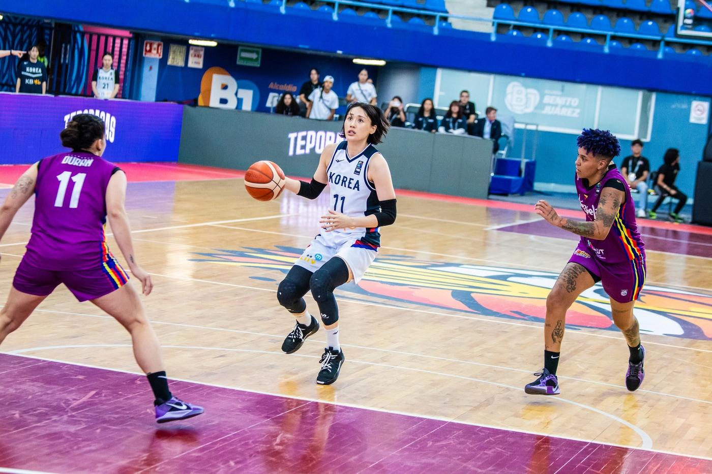 강이슬(가운데)은 20일(한국시간) 열린 베네수엘라와 2026 FIBA 월드컵 사전 예선 첫 경기에서 3점 슛 5개 포함 17점을 기록했다. (대한민국농구협회 제공)