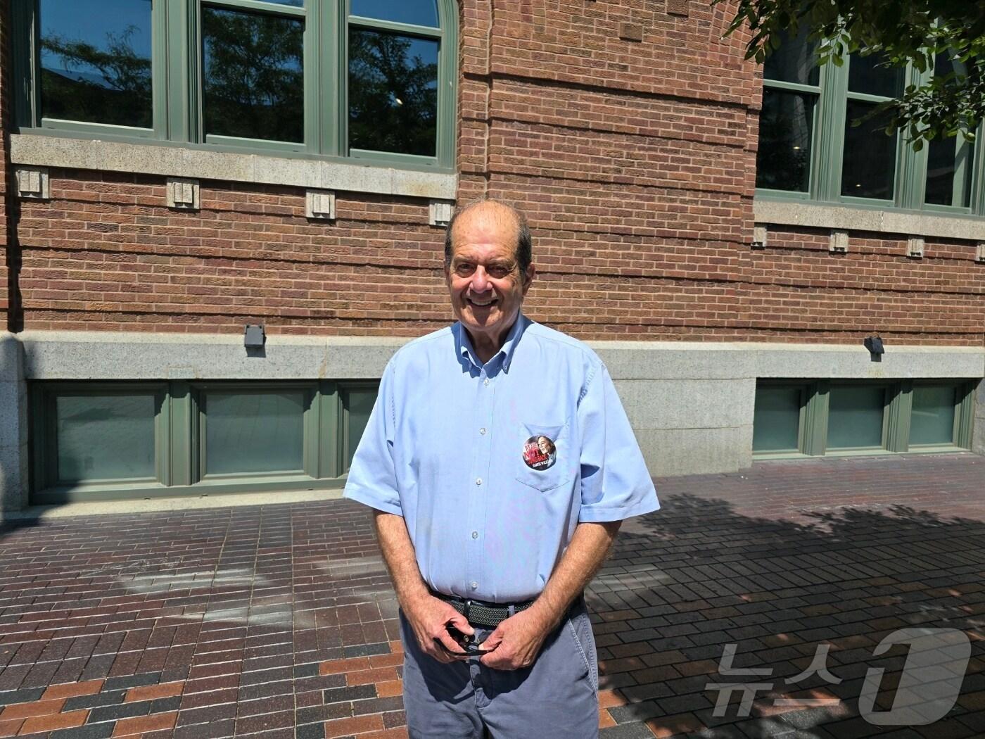 본문 이미지 - 19일(현지시간) 미 민주당 전당대회가 개막한 일리노이주 시카고에서 만난 페인골드 데이비드(79, 뉴욕)씨. 왼쪽 가슴에 해리스 배지를 달고 있다.