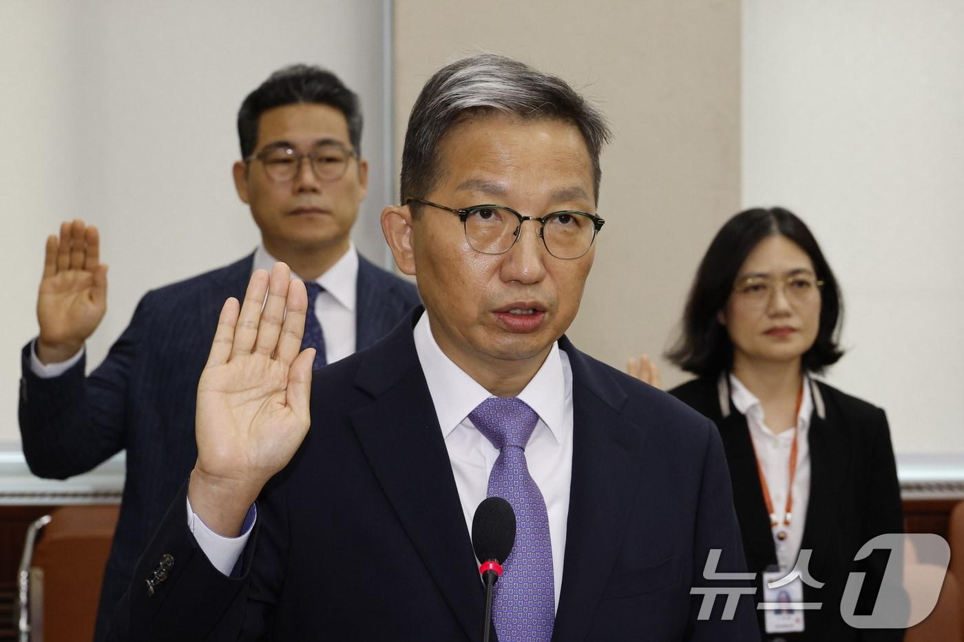 본문 이미지 - 우종수 경찰청 국가수사본부장이 20일 오전 서울 여의도 국회 행정안전위원회에서 열린 마약수사 외압 의혹 관련 청문회에서 증인 선서를 하고 있다. 사진 왼쪽은 백해룡 화곡지구대장(경정). 2024.8.20/뉴스1 ⓒ News1 안은나 기자