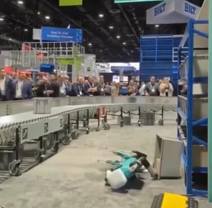 본문 이미지 - 미국의 로봇 스타트업 '어질리티 로보틱스'의 물류 작업용 휴머노이드 로봇 '디지트'가 미국 일리노이주 시카고에서 열린 한 물류 박람회에서 시연 중 쓰러진 모습. <출처=어질리티 로보틱스 틱톡 갈무리>