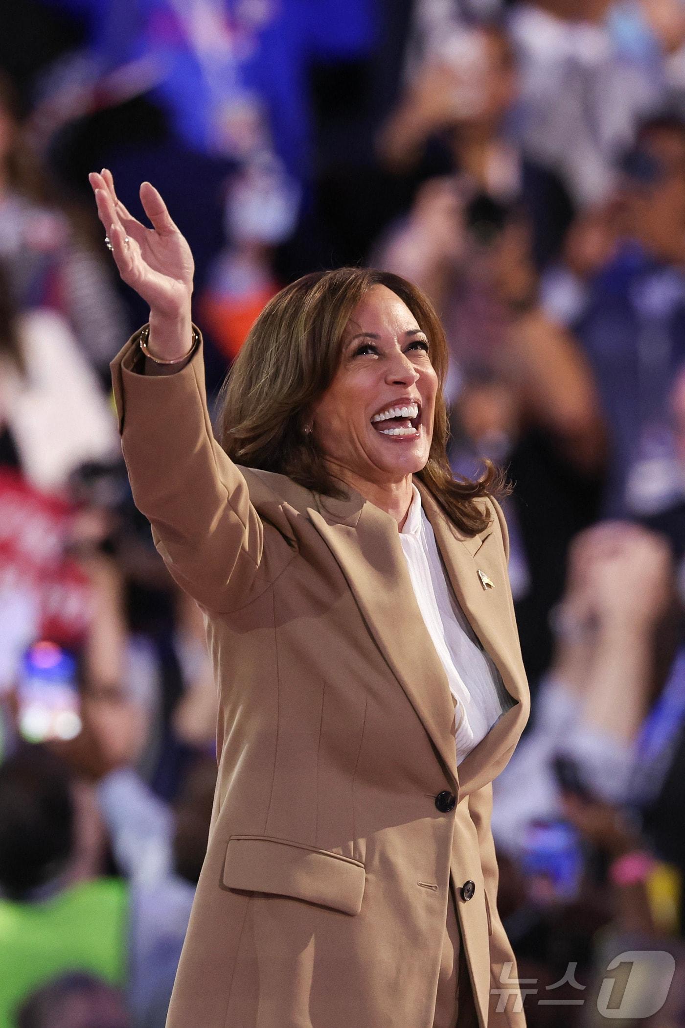 본문 이미지 - 미국 민주당 대선 후보인 카멀라 해리스 부통령이 19일(현지시간) 일리노이주 시카고의 유나이티드 센터에서 열린 민주당 전당대회 첫 날 무대에 올라 손을 흔들고 있다. 2024.08.20 ⓒ AFP=뉴스1 ⓒ News1 우동명 기자