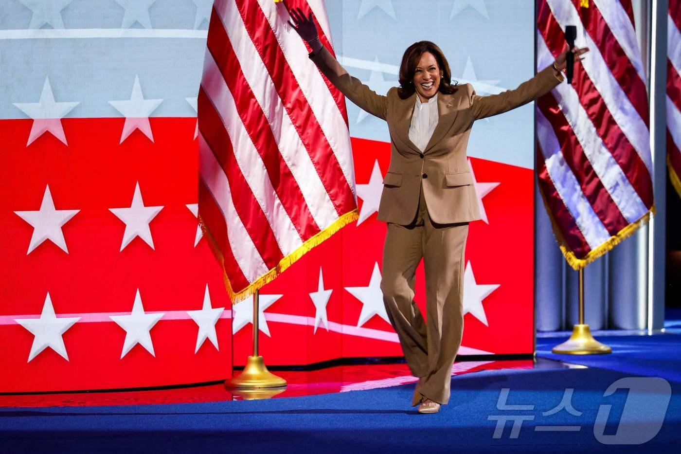 본문 이미지 - 미국 민주당 대선 후보인 카멀라 해리스 부통령이 19일(현지시간) 일리노이주 시카고의 유나이티드 센터에서 열린 민주당 전당대회 첫 날 무대에 오르고 있다. 2024.08.20 ⓒ AFP=뉴스1 ⓒ News1 우동명 기자