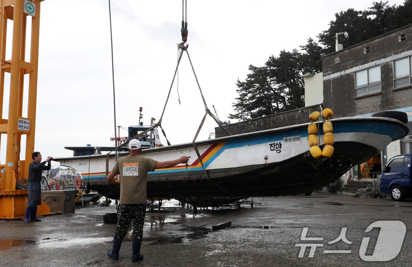 제9호 태풍 '종다리'가 북상 중인 20일 부산 해운대구 송정항에서 어민들이 크레인을 이용해 어선을 육지로 옮기고 있다. 2024.8.20/뉴스1 ⓒ News1 윤일지 기자