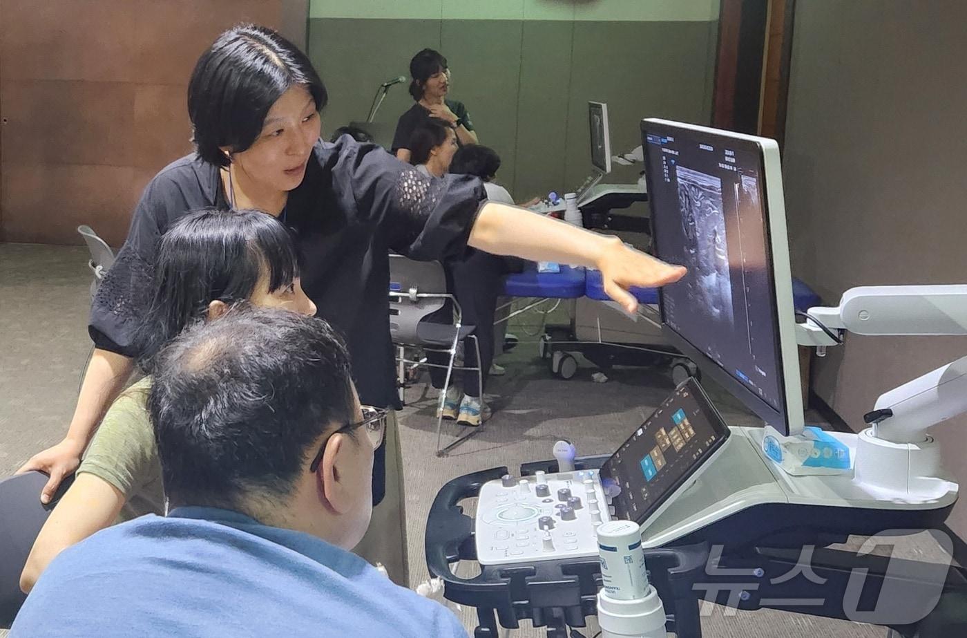동물병원 수의사들이 반려동물 초음파 실습 교육을 받고 있다(코벳 제공). ⓒ 뉴스1