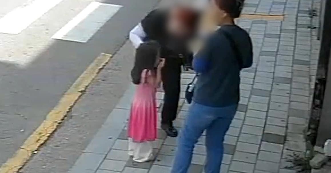 본문 이미지 - 7월14일 오후 경기 평택시 안중읍 한 편의점 앞에서 3살배기 A 양이 우연히 만난 중년 여성들에게 다가가 눈물을 흘리고 있는 모습. (경기남부경찰청 제공) 2024.8.20/뉴스1