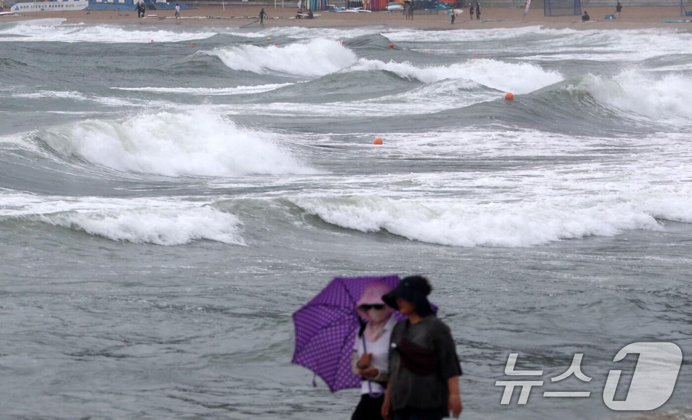 제9호 태풍 '종다리'가 북상 중인 20일 부산 해운대구 송정해수욕장에 거센 파도가 몰아치고 있다. 2024.8.20/뉴스1 ⓒ News1 윤일지 기자