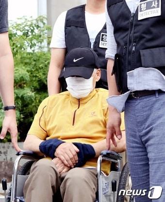 본문 이미지 - 경북 봉화군 소천면사무소에서 엽총을 난사해 공무원 2명을 숨지게 한 혐의를 받고 있는 김 모 씨(당시 77세)가 구속 전 피의자 심문(영장실질심사)을 받기 위해 안동경찰서에서 대구지법 안동지원으로 이동하고 있다.  2018.8.23/뉴스1 ⓒ News1