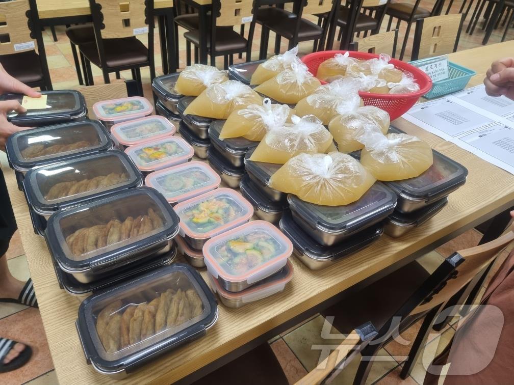 본문 이미지 - 속초시가 구내식당에서 시행하는 '행북나눔 반찬나눔' 사업에 쓰이는 용기를 다회용기로 교체한 모습.(속초시 제공) 2024.8.20/뉴스1