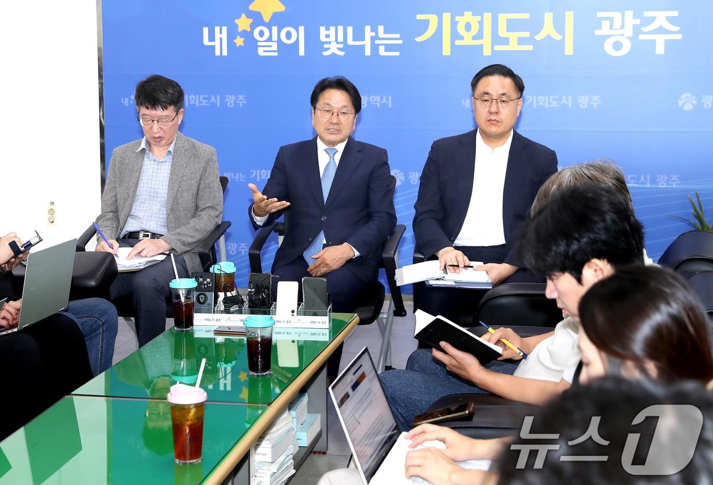 본문 이미지 - 강기정 광주시장이 20일 시청에서 기자들과 차담회를 하며 광주 군공항 이전 등 시정 현안에 대해 설명하고 있다.(광주시 제공)2024.8.20/뉴스1 