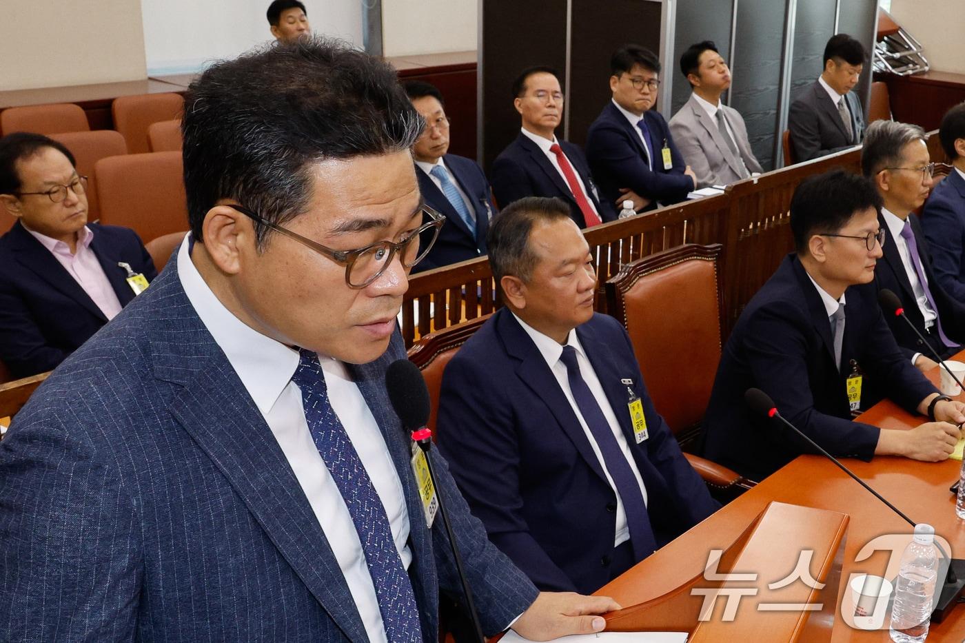 백해룡 경정(전 영등포서 형사과장)이 20일 오전 서울 여의도 국회 행정안전위원회에서 열린 마약수사 외압 의혹 관련 청문회에서 의원 질의에 답하고 있다. . 2024.8.20/뉴스1 ⓒ News1 안은나 기자