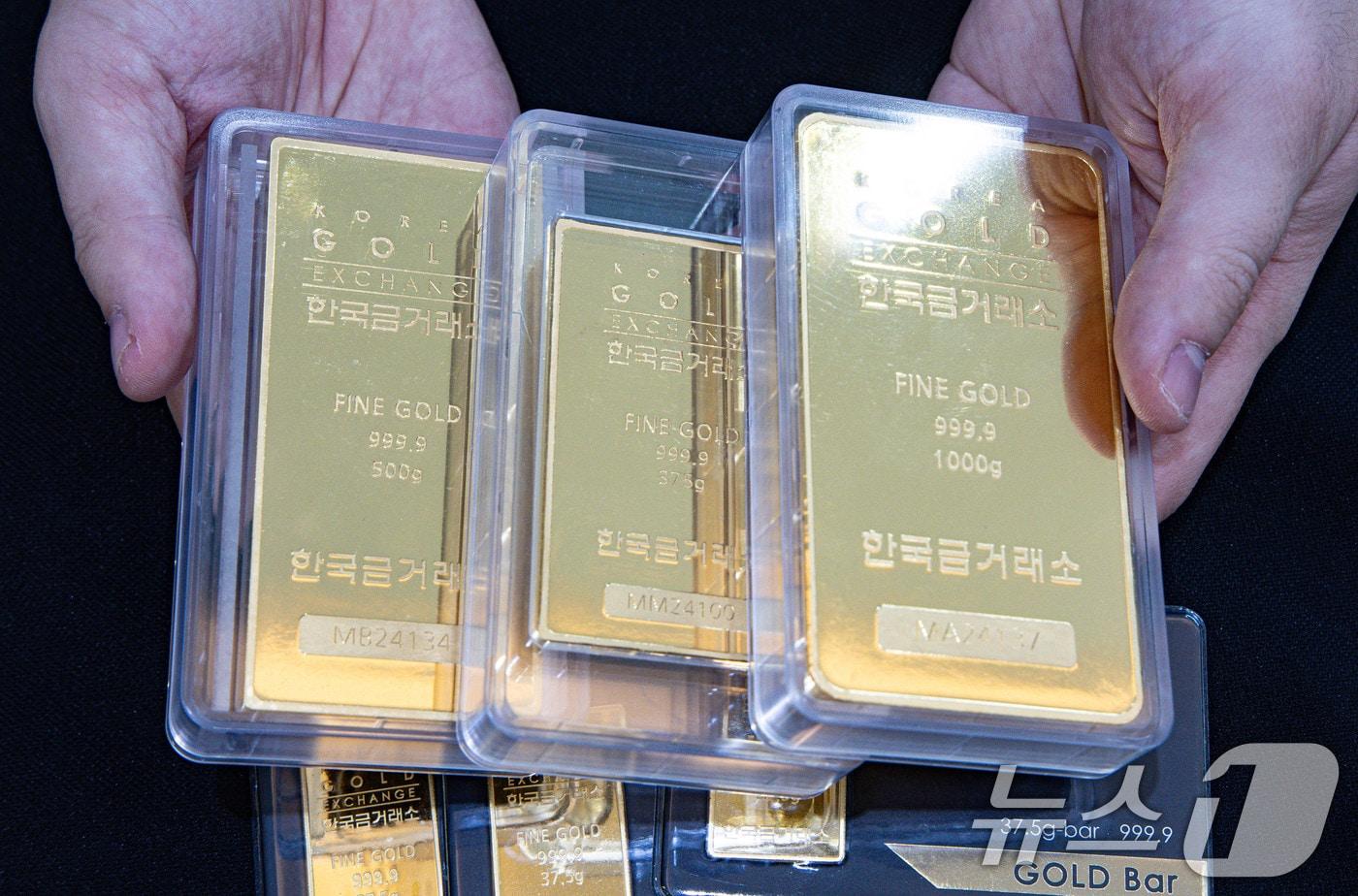 서울 종로구에 위치한 한국금거래소에서 직원이 골드바 제품을 정리하고 있다. 2024.8.20/뉴스1 ⓒ News1 이재명 기자