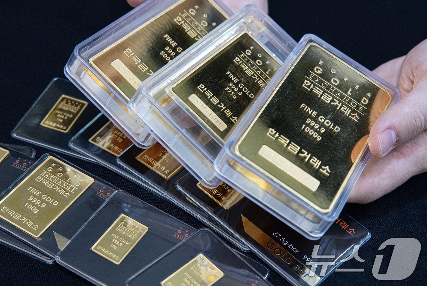 지난해 8월 20일 오전 서울 종로구에 위치한 한국금거래소에서 직원이 골드바 제품을 정리하고 있다.2024.8.20/뉴스1 ⓒ News1 이재명 기자