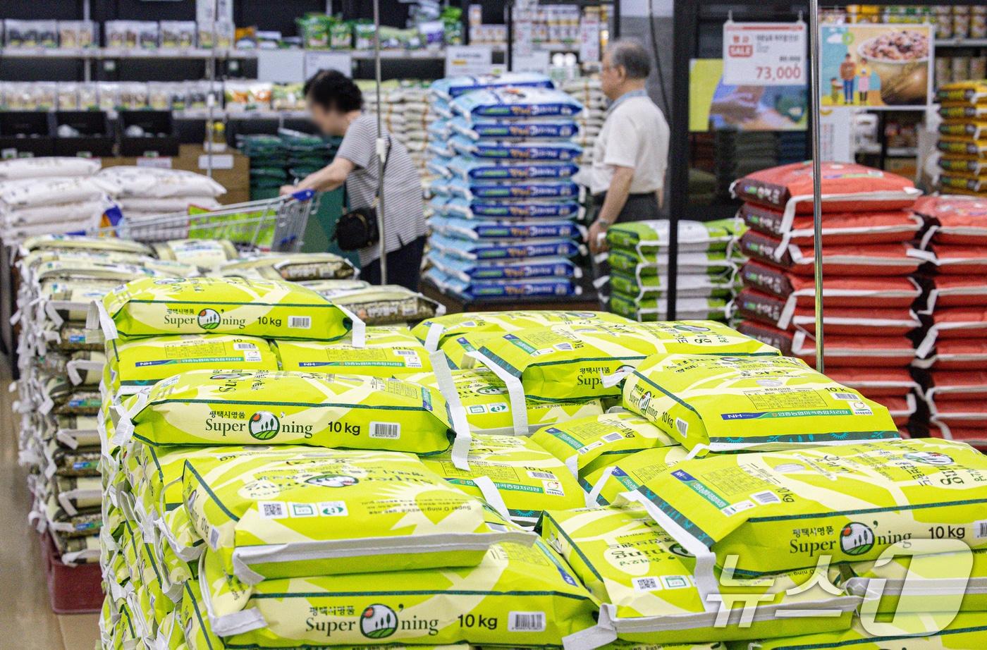 쌀값 하락세가 지속되고 있는 20일 서울의 한 대형마트에서 시민들이 쌀을 고르고 있다. 통계청에 따르면 산지 쌀값은 지난 15일 기준 20kg에 4만4435원을 기록, 10개월 연속 하락하고 있다. 2024.8.20/뉴스1 ⓒ News1 이재명 기자