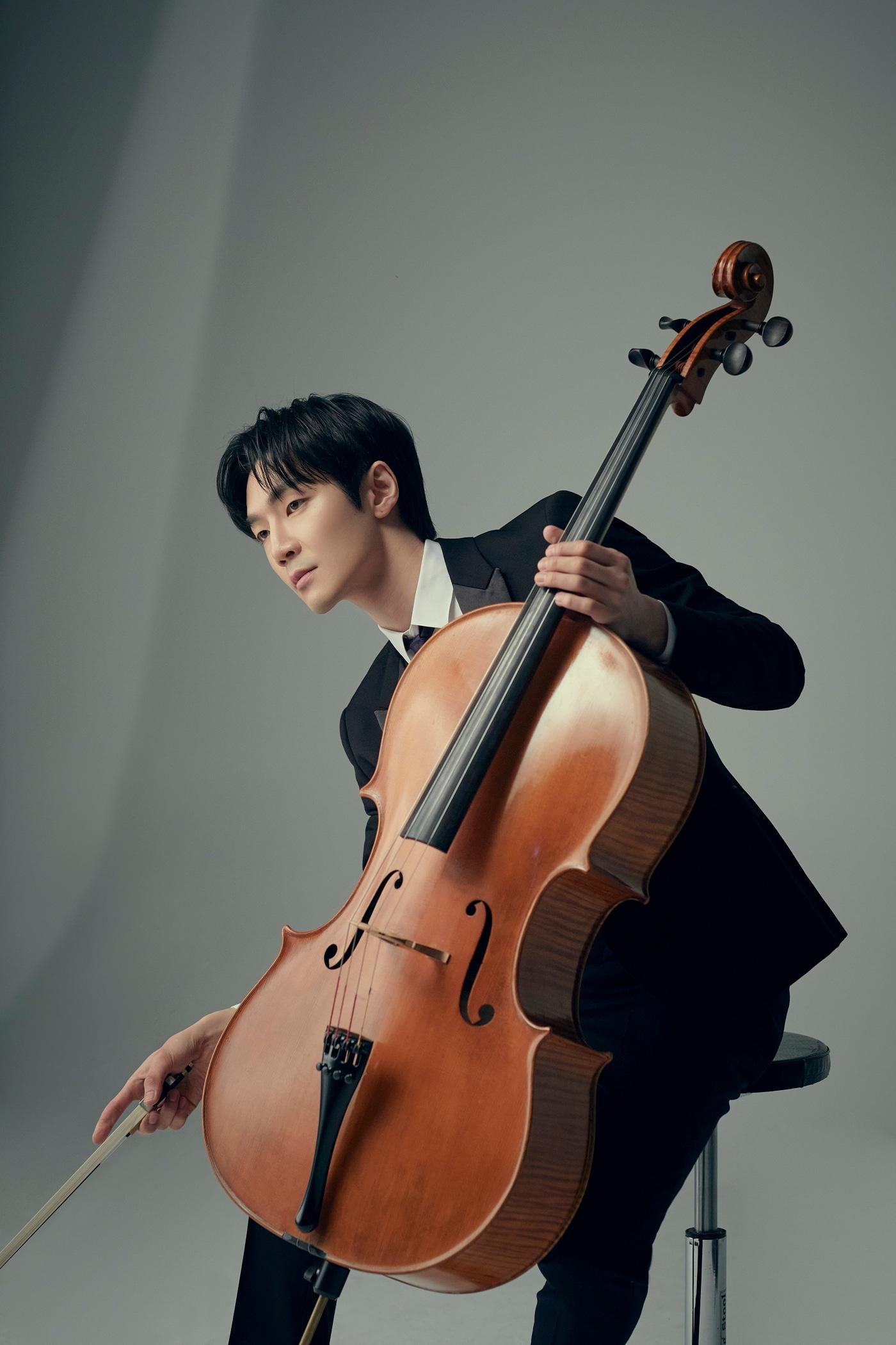 본문 이미지 - 첼리스트 홍진호(c)Sangwook Lee(크레디아 제공)