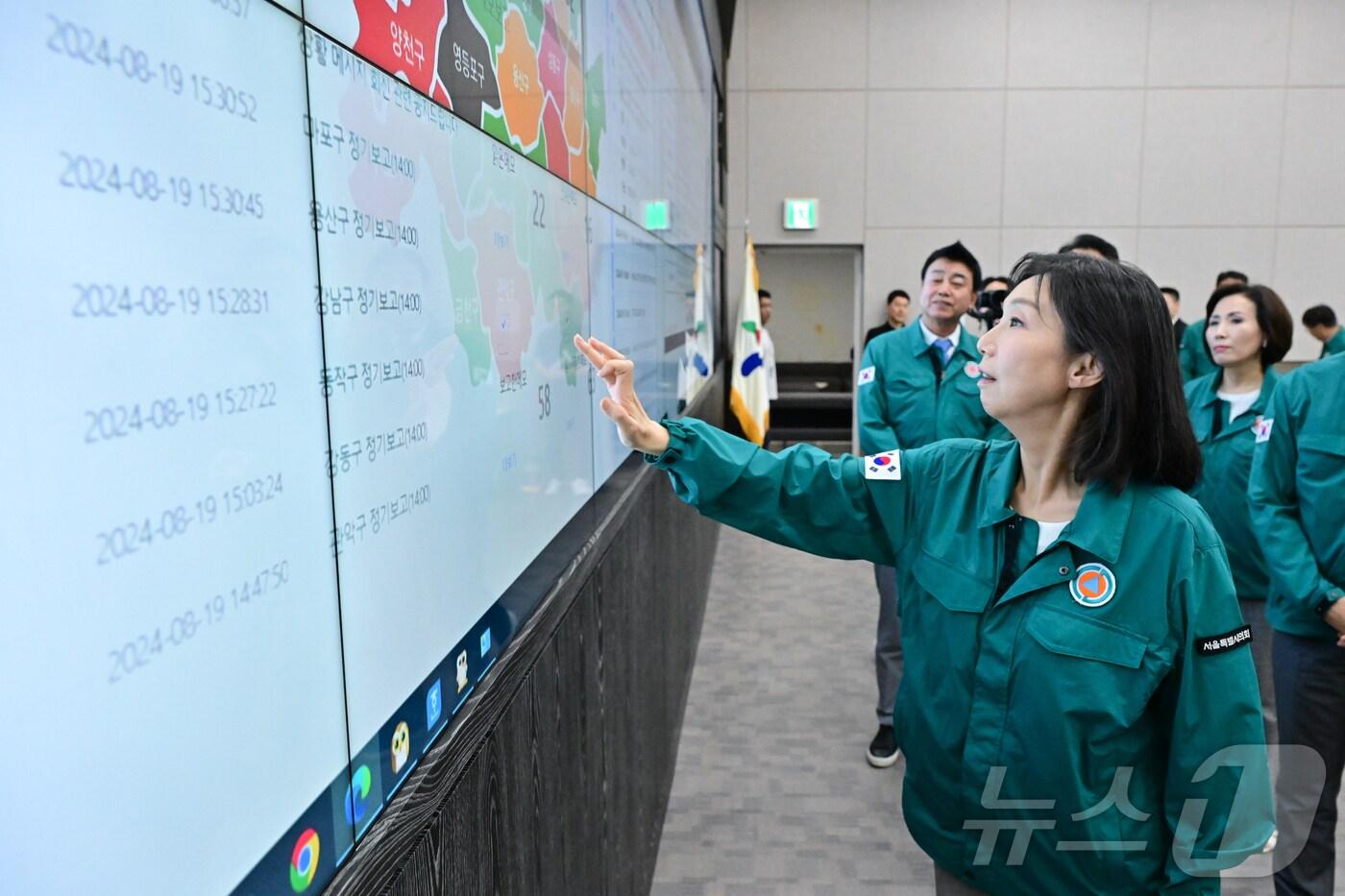 본문 이미지 - 을지연습 전시종합상황실을 방문한 최호정 서울시의회 의장. (서울시의회 제공)