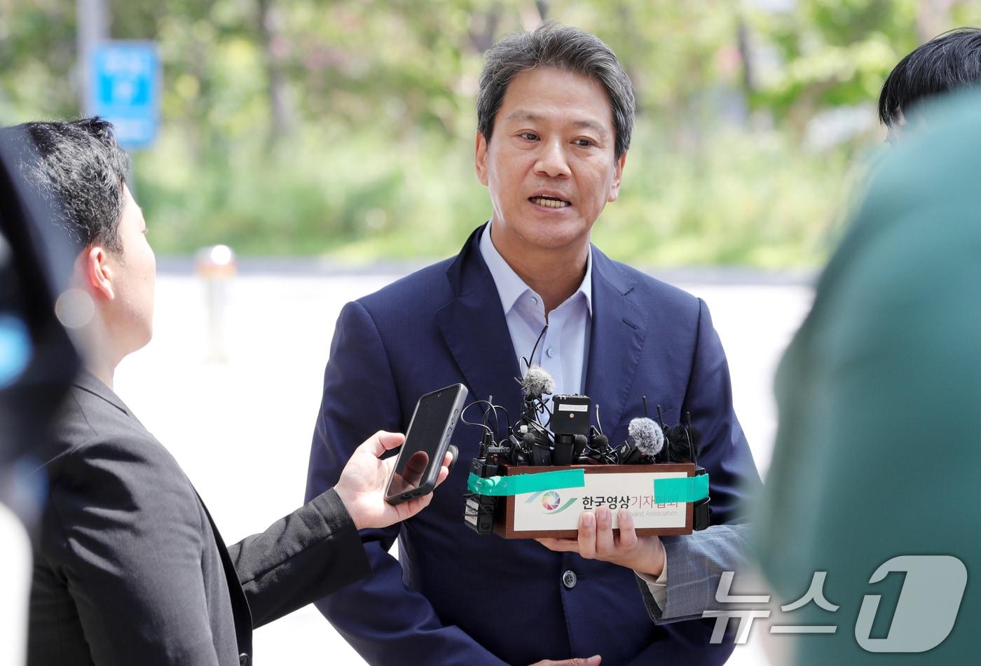 본문 이미지 - 임종석 전 대통령 비서실장이 20일 전북자치도 전주시 전주지검에 참고인 조사를 받기 위해 출석하고 있다 . 검찰은 이상직 전 국회의원이 중소벤처기업진흥공단 이사장으로 임명된 것이 문재인 전 대통령의 전 사위인 서 모 씨의 '타이이스타젯 채용'의 대가로 보고 수사를 진행하고 있다.2024.8.20/뉴스1 ⓒ News1 유경석 기자