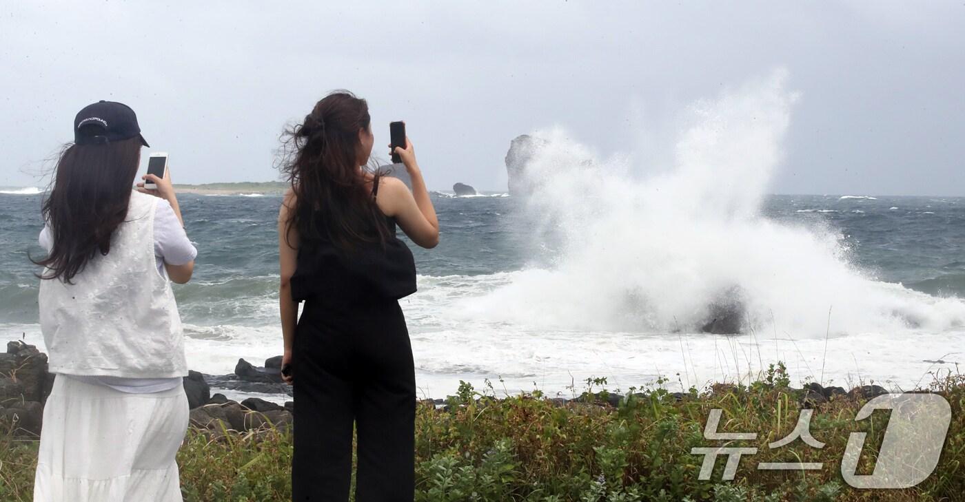 제주 전역에 태풍특보가 내려진 20일 오후 서귀포시 안덕면 사계리 앞바다에 거센 파도가 일고 있다. 2024.8.20/뉴스1 ⓒ News1 오현지 기자