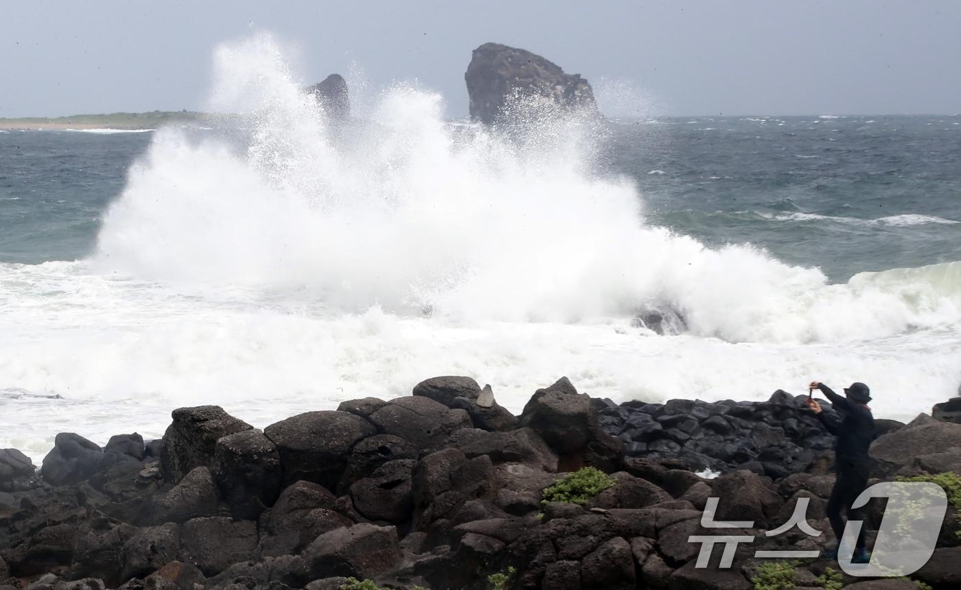 본문 이미지 - 제주 전역에 태풍특보가 내려진 20일 오후 서귀포시 안덕면 사계리 앞바다에 거센 파도가 일고 있다. 한반도를 향해 북상하는 올해 첫 태풍 '종다리'는 이날 오후 6시쯤 제주 고산 서쪽 50㎞ 부근 해상까지 올라오면서 제주에 최근접할 전망이다. 2024.8.20/뉴스1 ⓒ News1 오현지 기자