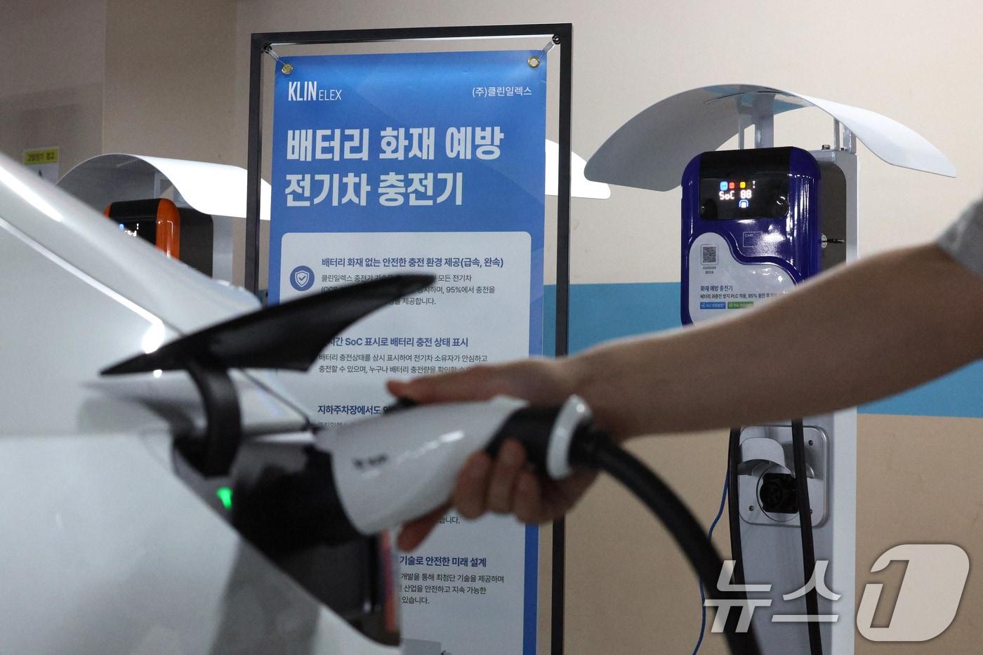 20일 경기 군포시 클린일렉스에서 이효영 대표이사가 과충전 방지 PLC 화재 예방 완속 충전기를 시연하고 있다. 2024.8.20/뉴스1 ⓒ News1 신웅수 기자